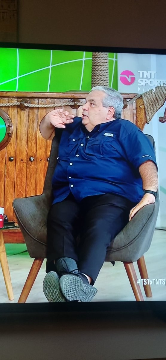 ConlaUSiempre_'s tweet photo. Increíble que a este guatón culiao le paguen para hablar weas todo el día, justificando la suspensión del partido porque la barra de la U es "incontrolable".

La U lleva 3 partidos con público incluído un clásico y no paso absolutamente NADA!!! https://t.co/KGkaXU5aIi