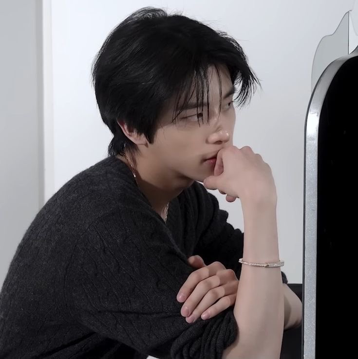 nikiswonunu's tweet photo. australiano 🇦🇺 || heejake au  

Onde Heesung, em uma de suas noites, havia saído somente para beber com os amigos e beijar na boca.

Ele só não esperava que se apegaria a um cara que tinha um beijo bom, gostava de reaggeton e que era australiano https://t.co/fyohpU2EBj