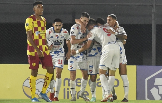 futbolecuador's tweet photo. 📽️ Ni mozo, ni marido, ni mantenedor 📍 #Aucas se fue de la Libertadores siendo un equipo mansito El elenco Oriental nunca tuvo brújula en el Defensores del Chaco, tuvo una defensa de terror y #NacionalPY los pasó por encima 🔽 https://t.co/NSqty7shXq https://t.co/rCc5E1bZ2l
