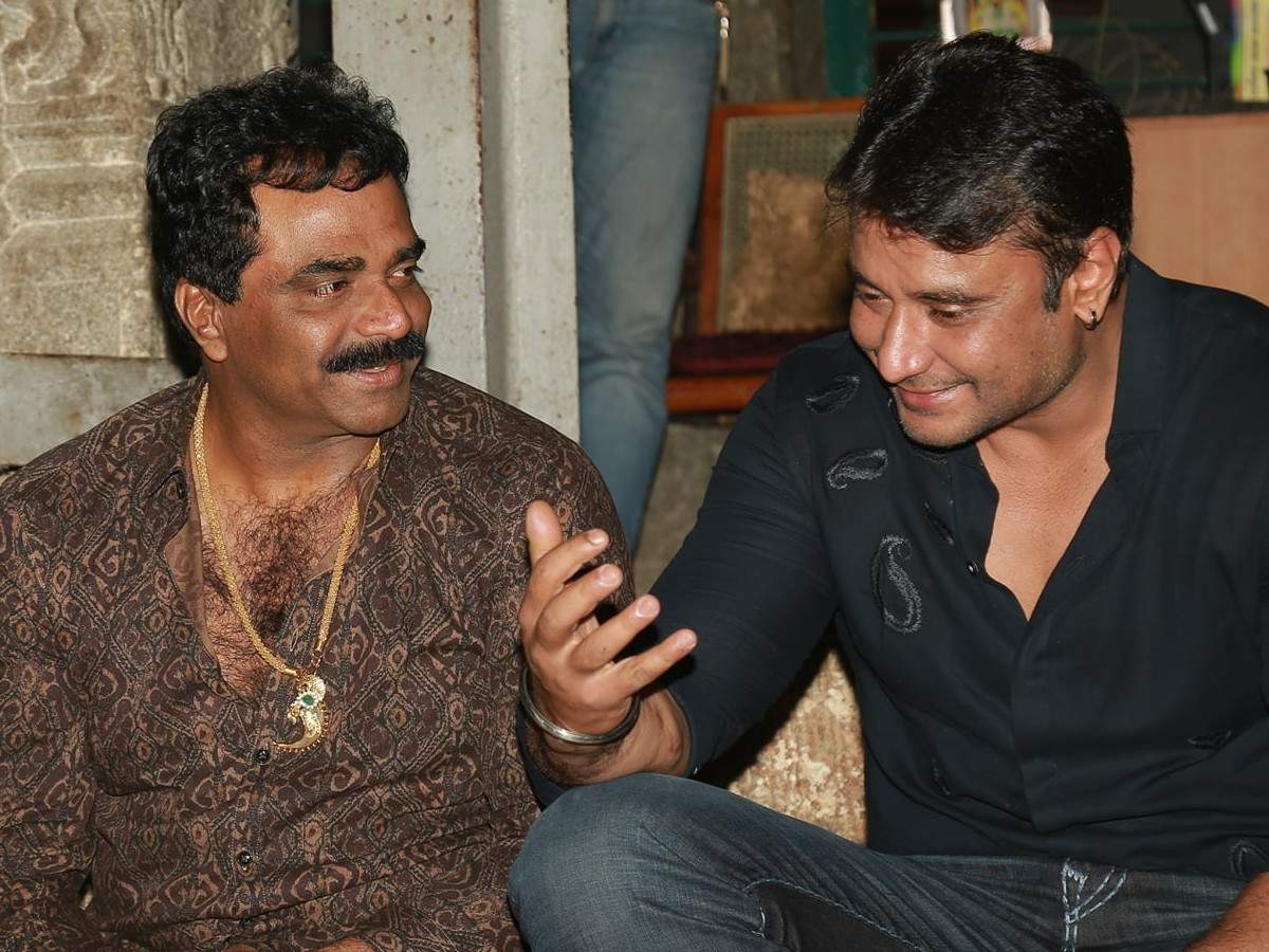 𝗥𝗼𝗰𝗸𝗹𝗶𝗻𝗲 𝗩𝗲𝗻𝗸𝗮𝘁𝗲𝘀𝗵 (@rockline_v) on Twitter photo ಬಾಕ್ಸ್ ಆಫೀಸ್ ಸುಲ್ತಾನ, ಅಭಿಮಾನಿಗಳ ಒಡೆಯ, ಕರುನಾಡಿಗೆ ಡಿಬಾಸ್, ಪರಿಸರ ಪ್ರೇಮಿ,ಪ್ರಾಣಿ ಪ್ರಿಯ -
ಚಾಲೆಂಜಿಂಗ್ ಸ್ಟಾರ್ ದರ್ಶನ್ ಅವರಿಗೆ ಜನ್ಮದಿನದ ಶುಭಾಶಯಗಳು ⭐
<a href="/dasadarshan/">Darshan Thoogudeepa</a> ಬಾಕ್ಸ್ ಆಫೀಸ್ ಸುಲ್ತಾನ, ಅಭಿಮಾನಿಗಳ ಒಡೆಯ, ಕರುನಾಡಿಗೆ ಡಿಬಾಸ್, ಪರಿಸರ ಪ್ರೇಮಿ,ಪ್ರಾಣಿ ಪ್ರಿಯ -
ಚಾಲೆಂಜಿಂಗ್ ಸ್ಟಾರ್ ದರ್ಶನ್ ಅವರಿಗೆ ಜನ್ಮದಿನದ ಶುಭಾಶಯಗಳು ⭐
<a href="/dasadarshan/">Darshan Thoogudeepa</a>