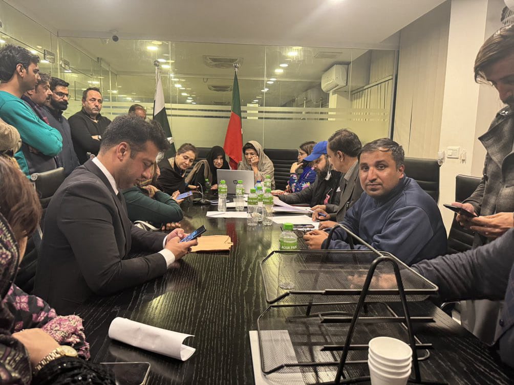 پی ٹی ائی آج انٹرنیشنل میڈیا کو بلا کر فارم 45 دکھا کر انہیں دھاندلی کے ثبوت فراہم کیے جائیں گے
پاکستانیو اس پریس کانفرنس کو اتنا وائرل کرنا ہے کہ پوری دنیا کو دھاندلے کا پتہ چل جائے..