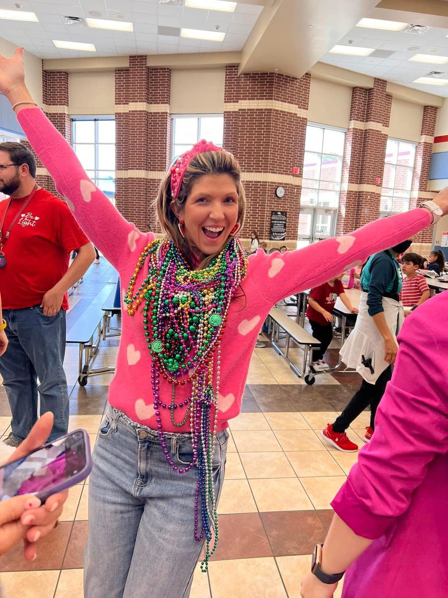 🩷 ❤️ SNYDER truly is the BEST place to be! ⭐️ I could hear the laughter of staff and students down the hallways and through the walls of the building. The students enjoyed watching their teachers compete for beads and bragging rights!🤩❤️🩷 #snydershares
