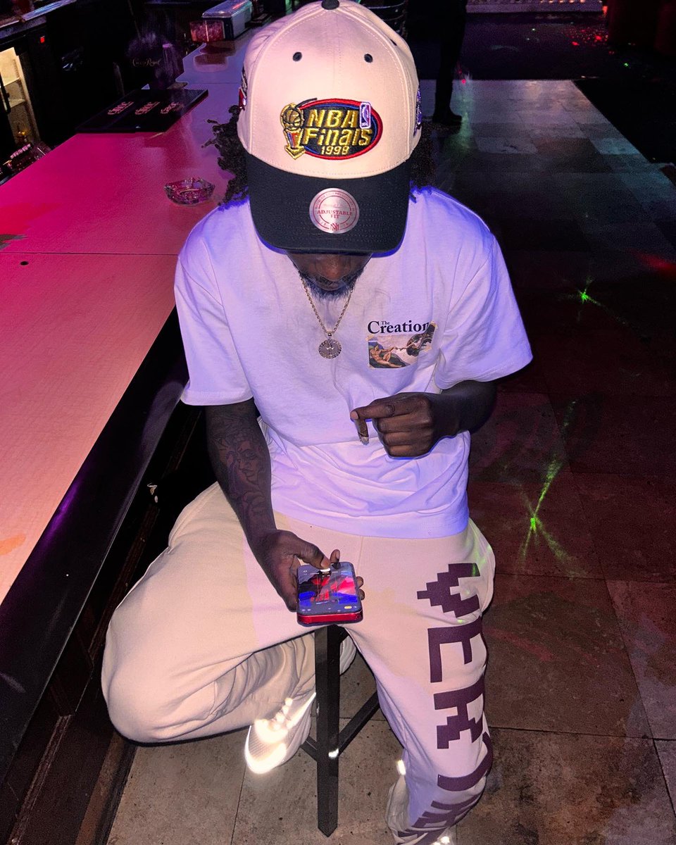 2pacBackHoe's tweet photo. Getting Money + Stuntin = Niggas Hating 💰 #RipPac #RipDre #RipButta #FreePeezy https://t.co/QuHa4uFOzu