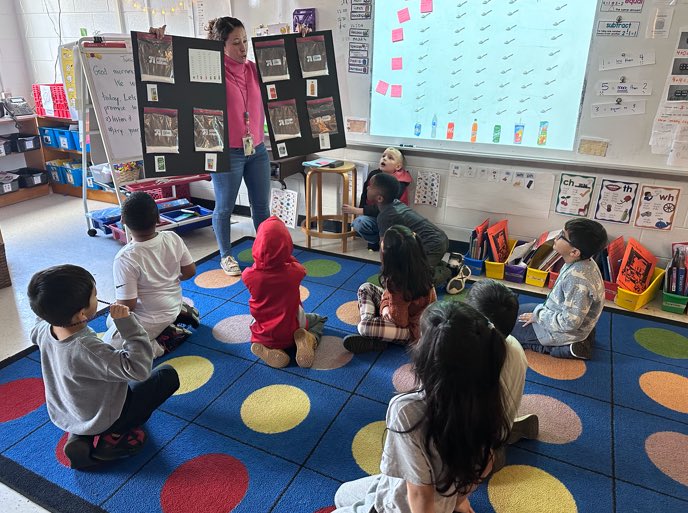 completemath's tweet image. Mathematizing with brilliant 1st grade multilingual mathematicians #lessonstudy on healthy habits to drink more H2O. #slowreveal data talks! Thanks @Ms_RBarranco &amp;amp; Ms. Rivera #affirmingmultilingualism @Herndon_ES #mathmodeling