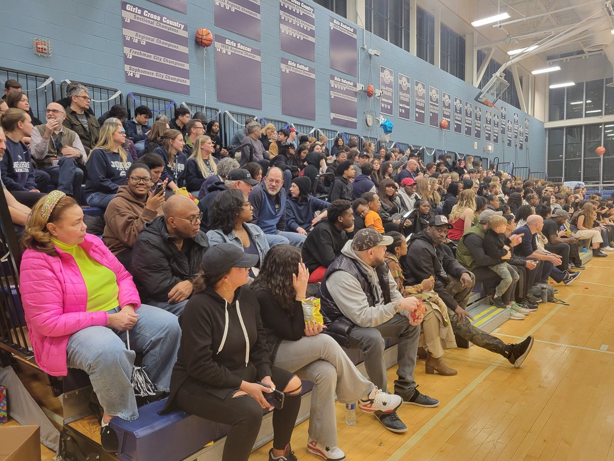 Packed stands tonight for our @JonesCollegeHS boys' basketball senior night v @EpicAcademy where we ALSO got to spotlight our seniors in cheer, Majorettes, and dance. Tons of families, staff, and community members came out to cheer on our Eagles. Great energy, JCP! 🦅