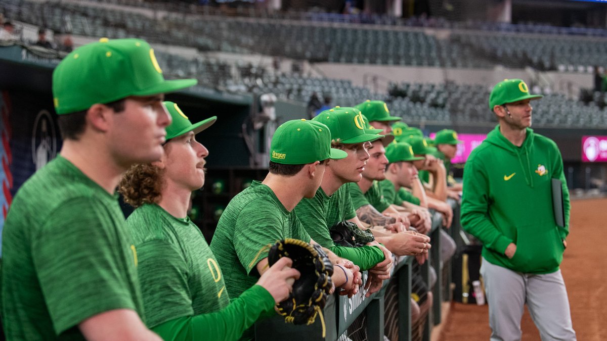 𝐋𝐢𝐯𝐢𝐧𝐠 𝐓𝐡𝐞 𝐁𝐞𝐬𝐭 𝐋𝐢𝐟𝐞

Practice at the home of World Champion Texas Rangers (<a href="/GlobeLifeField/">Globe Life Field</a>) in the books. Ready for game day tomorrow. #GoDucks