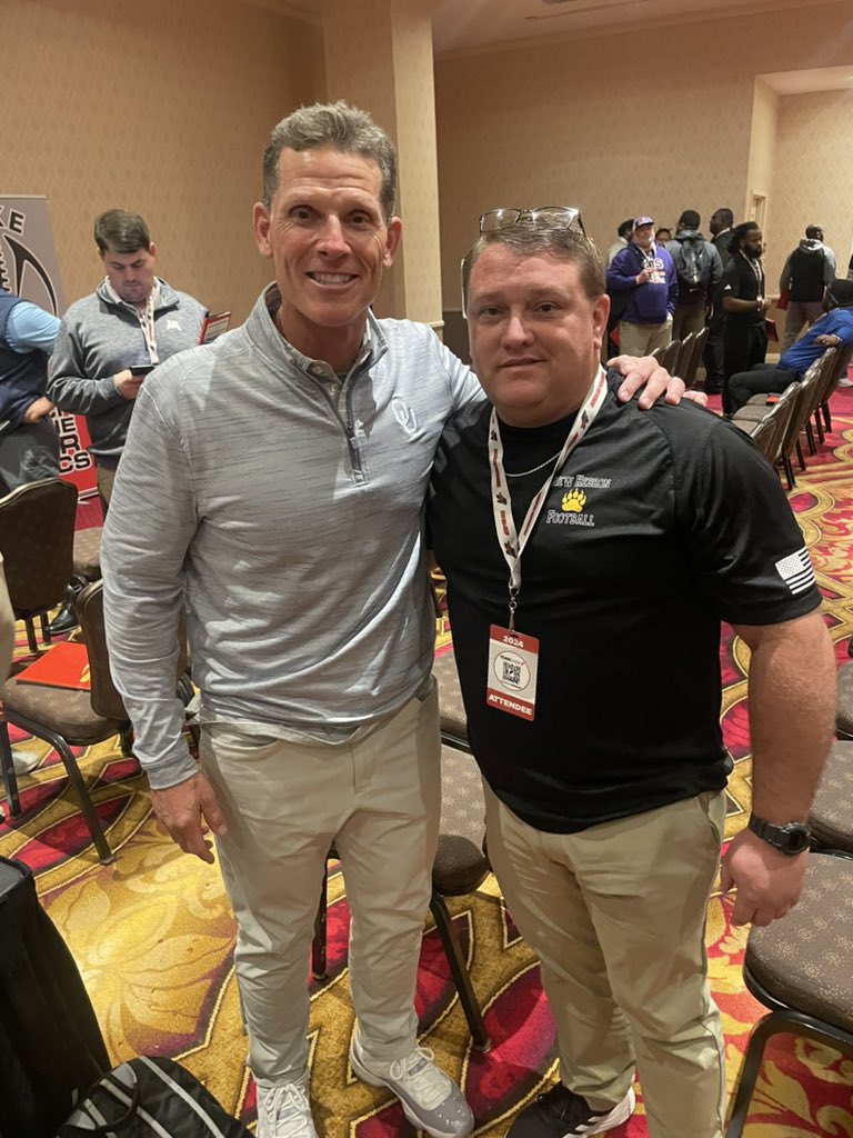 ChazKennedy44's tweet photo. Had a great time meeting Head Coach Brent Venables from The University of Oklahoma. Gained a lot of knowledge about defense ! https://t.co/9m4Z4cFn4R