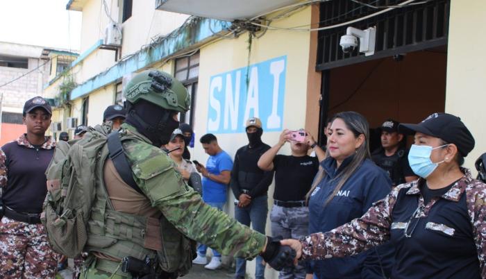 JC_Informa_ec's tweet photo. ¿Ustedes están de acuerdo que los militares le regresen el control de las carceles a la SNI ?  Esto sería un caos, pero el 13/02/2024 se dió en la cárcel de Quevedo #LosRios #Guayas #Ecuador #EcuadorenGuerra https://t.co/9Vbcjy2aBX