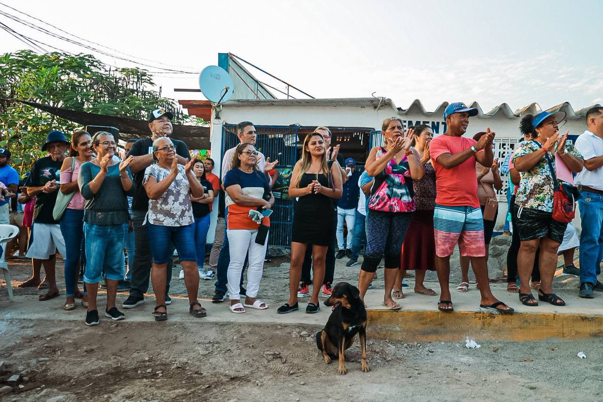 jorgexsa's tweet photo. Somos un gobierno que cumple y honra la palabra empeñada, hoy dimos banderazo de arranque a los trabajos de pavimentación de las calles Vista Ixtapa y Diamante en la comunidad de Pantla; se trata de obras del programa #ManoConMano. https://t.co/3sJ7jFqmND