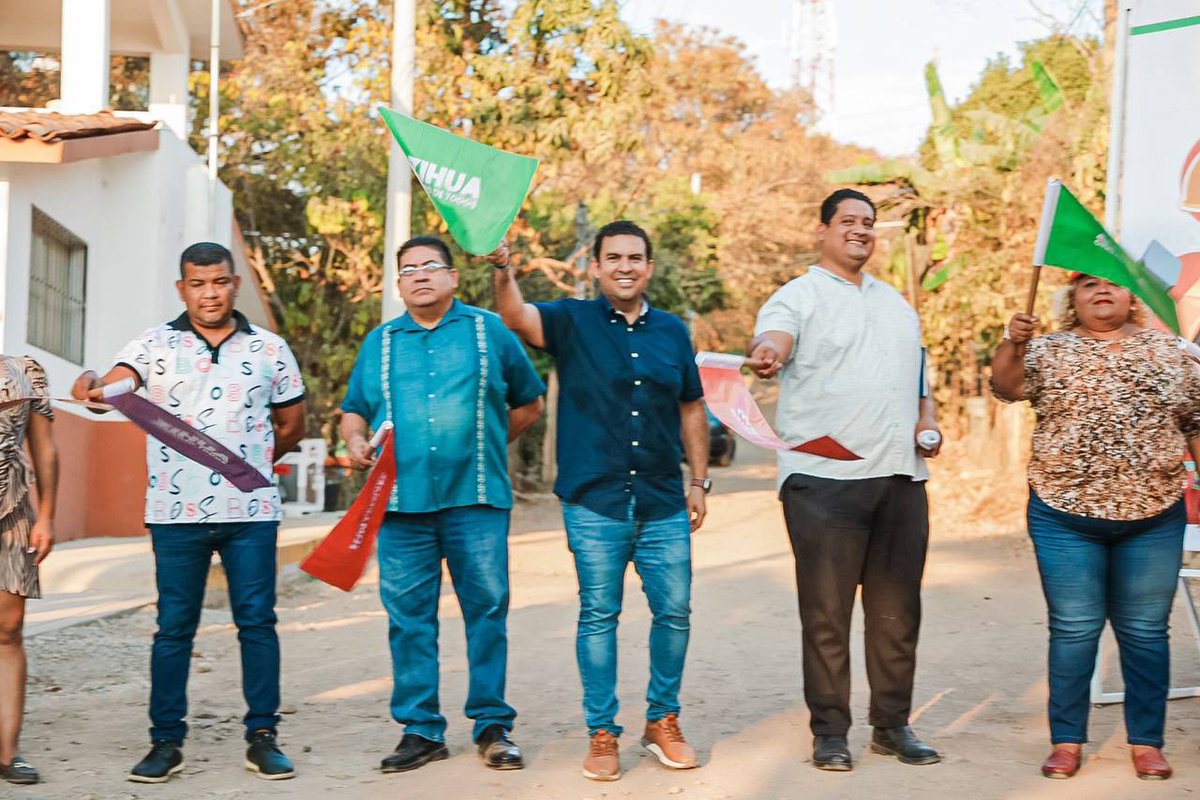 jorgexsa's tweet photo. Somos un gobierno que cumple y honra la palabra empeñada, hoy dimos banderazo de arranque a los trabajos de pavimentación de las calles Vista Ixtapa y Diamante en la comunidad de Pantla; se trata de obras del programa #ManoConMano. https://t.co/3sJ7jFqmND