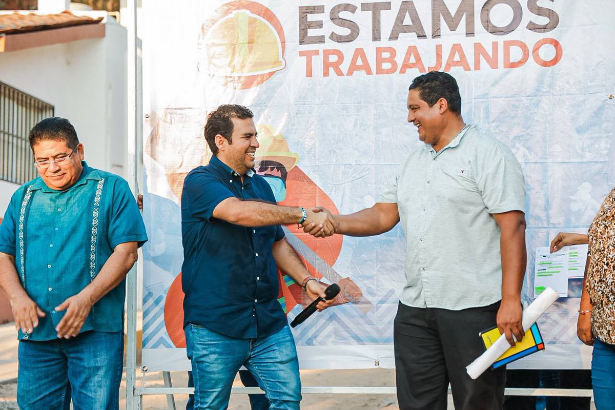 jorgexsa's tweet photo. Somos un gobierno que cumple y honra la palabra empeñada, hoy dimos banderazo de arranque a los trabajos de pavimentación de las calles Vista Ixtapa y Diamante en la comunidad de Pantla; se trata de obras del programa #ManoConMano. https://t.co/3sJ7jFqmND