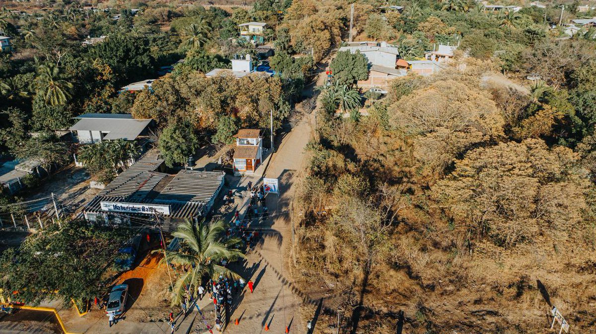 jorgexsa's tweet photo. Somos un gobierno que cumple y honra la palabra empeñada, hoy dimos banderazo de arranque a los trabajos de pavimentación de las calles Vista Ixtapa y Diamante en la comunidad de Pantla; se trata de obras del programa #ManoConMano. https://t.co/3sJ7jFqmND