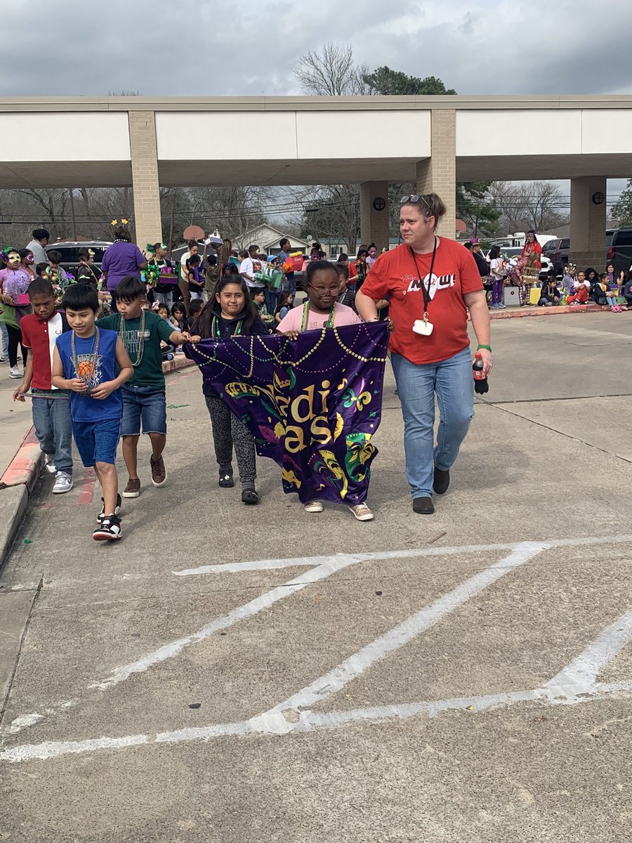 courtneynashell's tweet photo. I absolutely love promoting literacy, and that’s exactly what we did today! Our kids outdid themselves representing their favorite books…Mardi Gras style! @CharlesRDrewES @C_Tisdom @tarabrogers @CrosbyISD https://t.co/khvGhP6oe1