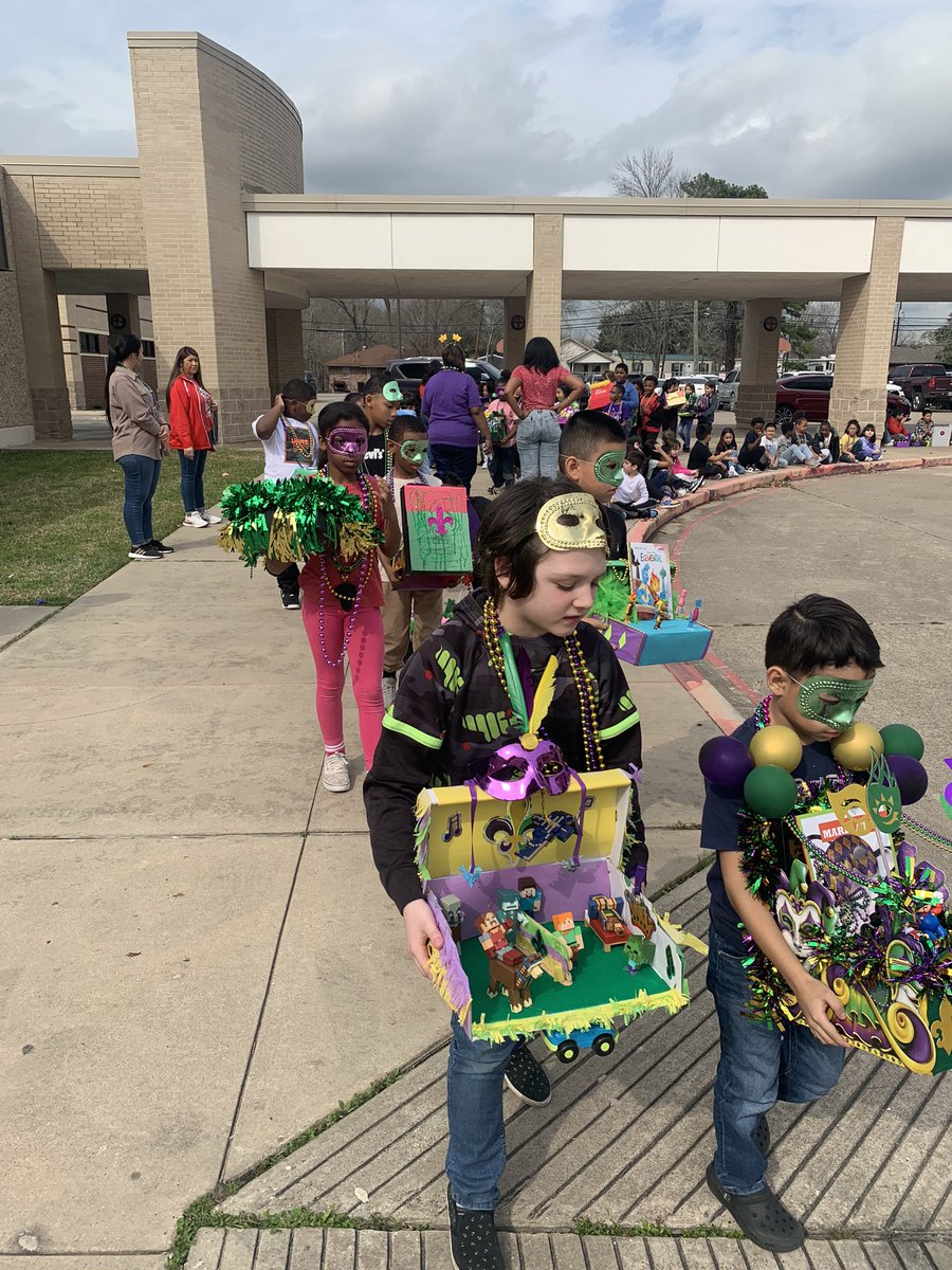 courtneynashell's tweet photo. I absolutely love promoting literacy, and that’s exactly what we did today! Our kids outdid themselves representing their favorite books…Mardi Gras style! @CharlesRDrewES @C_Tisdom @tarabrogers @CrosbyISD https://t.co/khvGhP6oe1