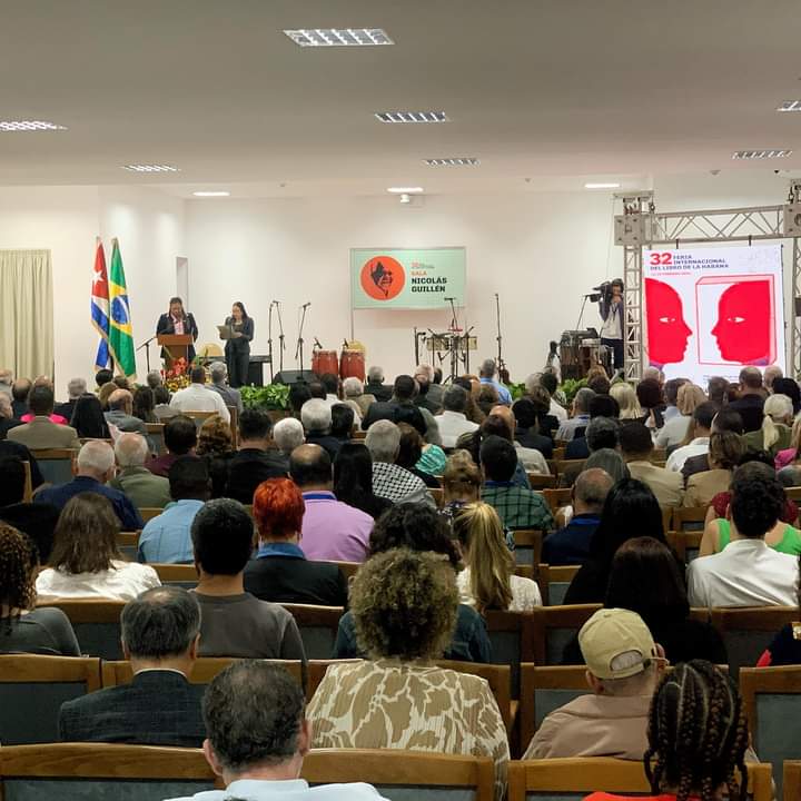 UJCdeCuba's tweet photo. Con la presencia del 1er Sec del Comité Central del Partido Comunista de #Cuba y Pdte de la República Miguel Díaz-Canel Bermúdez, se desarrolló la inauguración de la 32 Feria Internacional Libro en 🇨🇺 con la participación de delegaciones de más de 45 países.
 #EstaEsLaRevolución https://t.co/HfkzlXLsIF