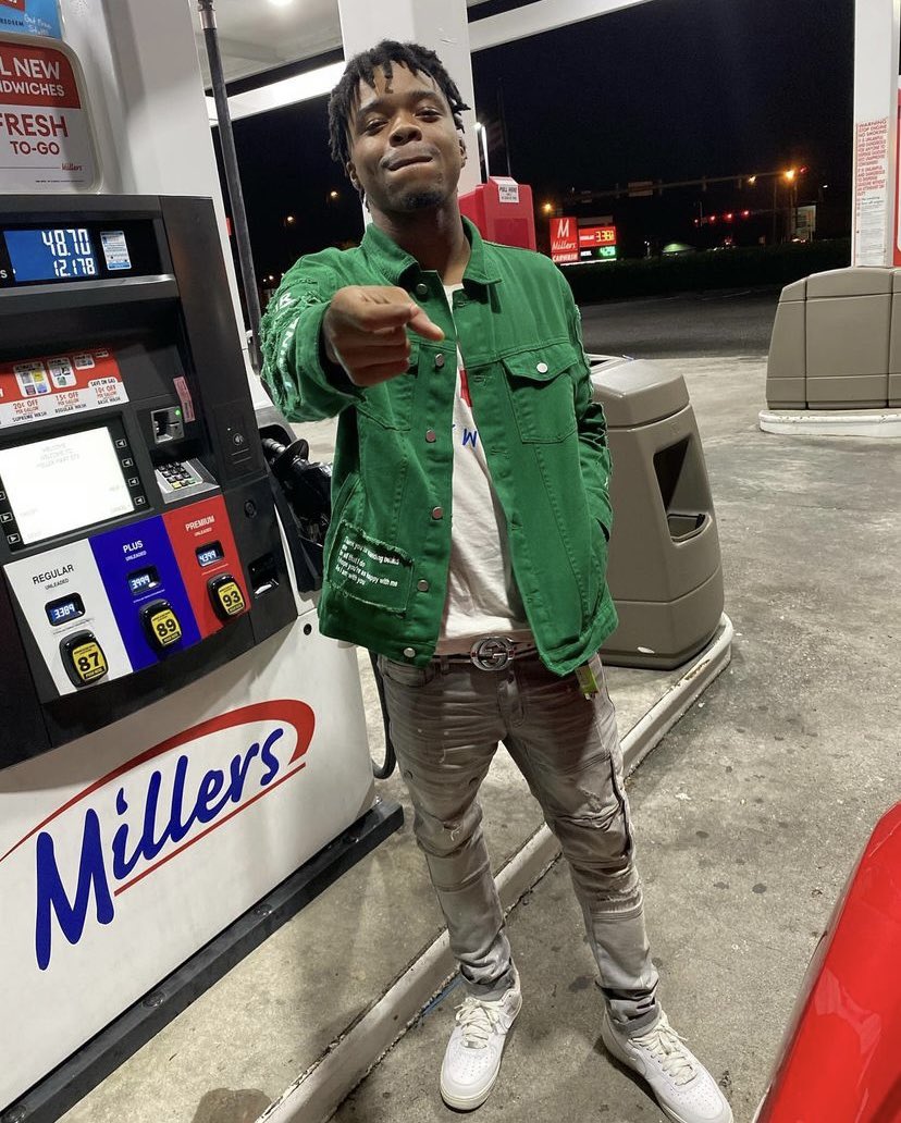 YoungNiroo's tweet photo. Sometimes I wonder is it love 4 a thug 💚 #FREEBULLETS https://t.co/hBlUGraeMf