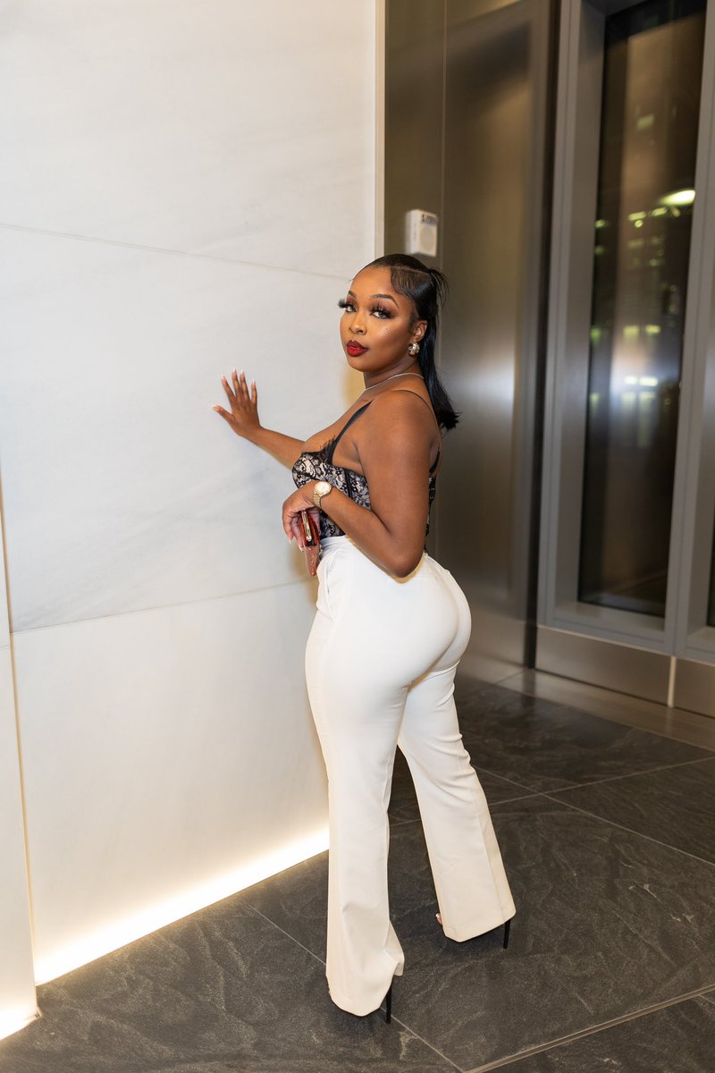 chellyxchellz's tweet photo. The year of standing on business. 🖤👑 #28 #MCDAY 🎂🎂 https://t.co/V9myAhdlHO