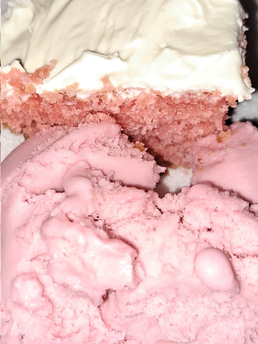 BigTinKC's tweet photo. #Strawberrycake and #Raspberryicecream 🔥🔥🔥 https://t.co/d8ALCvyn7e