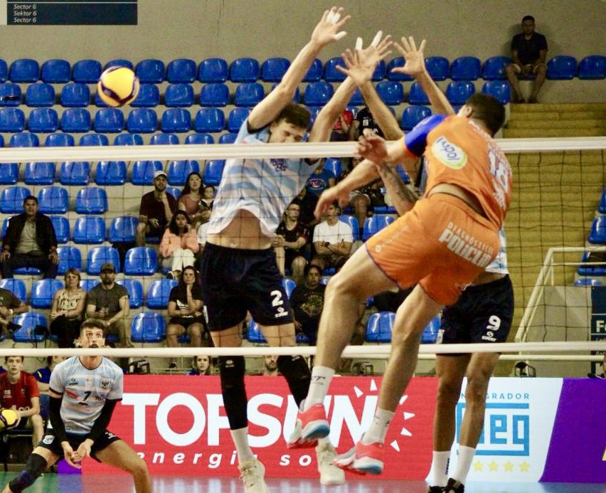 #Sudamericano ¡¡CIUDAD FINALISTA SUDAMERICANO POR PRIMERA VEZ EN SU HISTORIA Y CLASIFICADO AL MUNDIAL DE CLUBES!! 🔥🔥

Ciudad 3-1 Farma Conde (40-38, 19-25, 25-22, 26-24)

🔝 Jonás Ponzio y Facundo Conte - 25pts 

Este viernes, la final vs Sada Cruzeiro a las 18:30hs

#VamosMuni