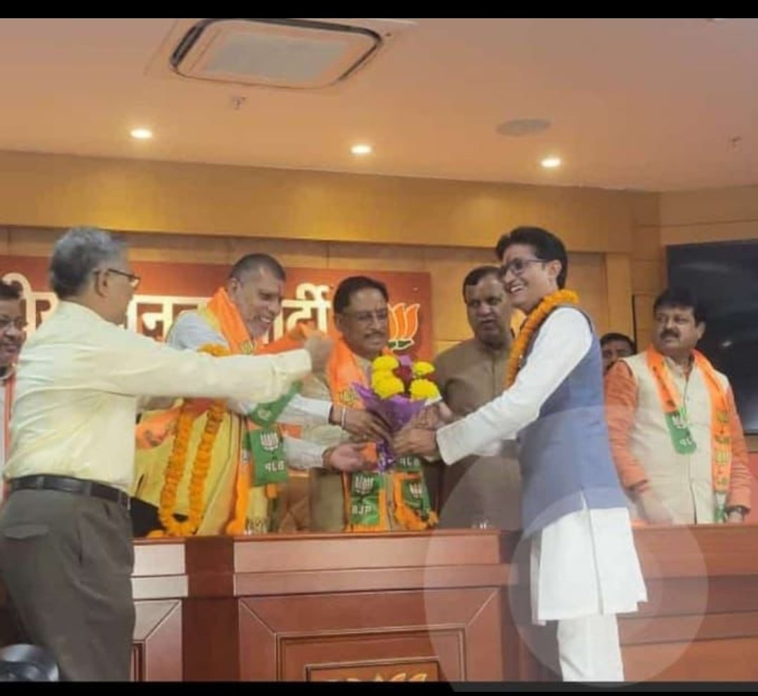 ALOK_PANDEY__SV's tweet photo. कुशाभाव ठाकरे भाजपा कार्यालय में माननीय  मुख्यमंत्री श्री @vishnudsai  जी  प्रदेश अध्यक्ष जी पूर्व मंत्री श्री @Chandrakar_Ajay जी , उपाध्यक्ष जी की उपस्थिति में मैंने (टीम)  @BJP4CGState  प्रवेश  किया l 
आप सभी का हृदय से आभार..
 ❤️🇮🇳🌹🙏 @vijaysharmacg
@ArunSao3  @BJP4India https://t.co/bkcDm2U77o