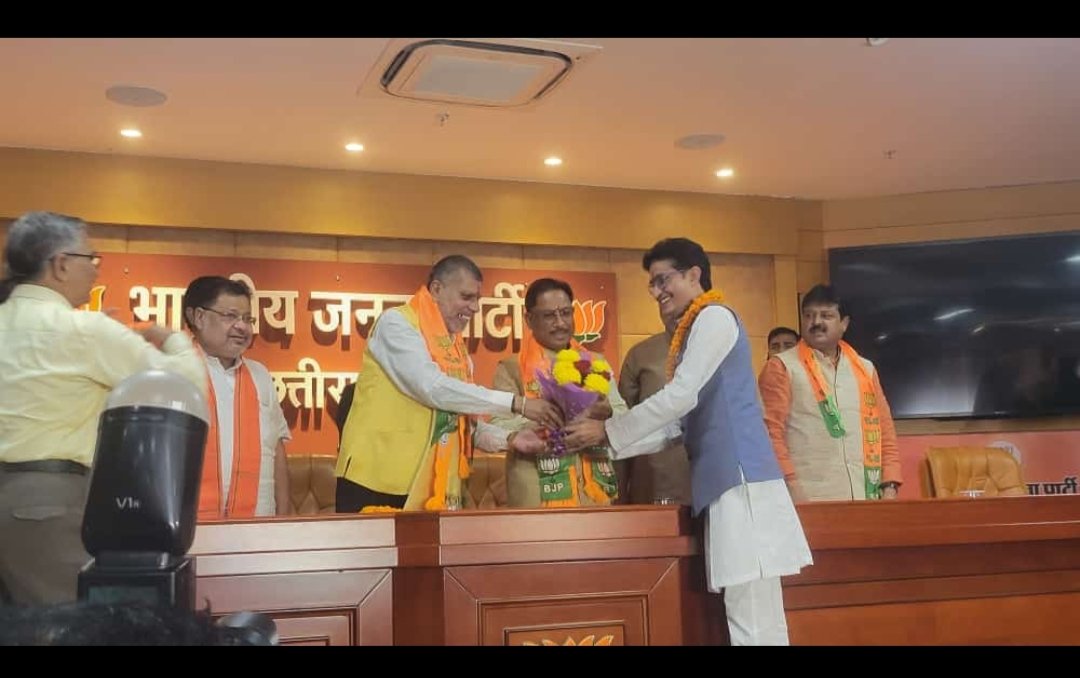 ALOK_PANDEY__SV's tweet photo. कुशाभाव ठाकरे भाजपा कार्यालय में माननीय  मुख्यमंत्री श्री @vishnudsai  जी  प्रदेश अध्यक्ष जी पूर्व मंत्री श्री @Chandrakar_Ajay जी , उपाध्यक्ष जी की उपस्थिति में मैंने (टीम)  @BJP4CGState  प्रवेश  किया l 
आप सभी का हृदय से आभार..
 ❤️🇮🇳🌹🙏 @vijaysharmacg
@ArunSao3  @BJP4India https://t.co/bkcDm2U77o