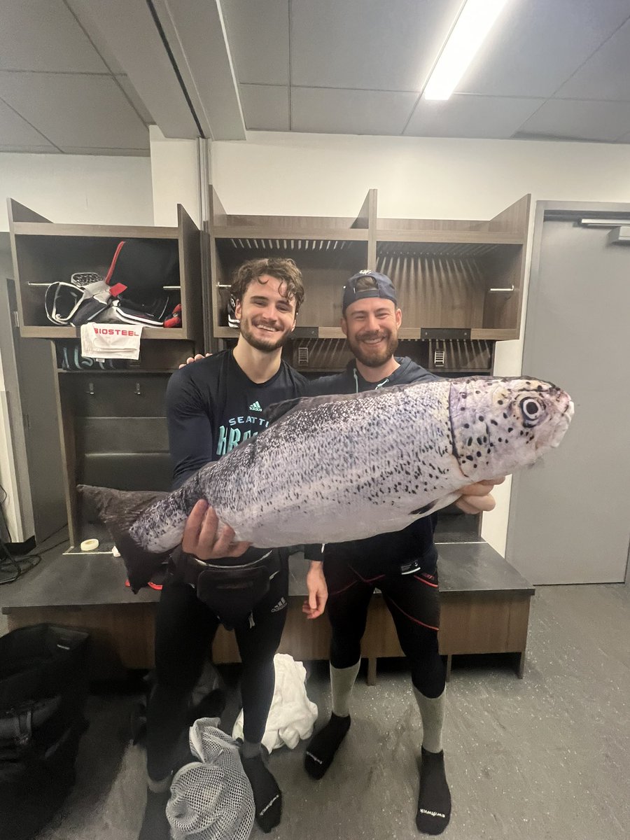 SeattleKraken's tweet photo. AHHHH A FISH HAS BEEN YEETED IN BOSTON 🚨🐟 https://t.co/ARkDNLZzA5
