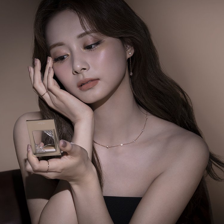 SubjectKpop's tweet photo. Tzuyu x Visée 

30th Anniversary

#TWICE #트와이스 @JYPETWICE https://t.co/5zFbRIBbnP
