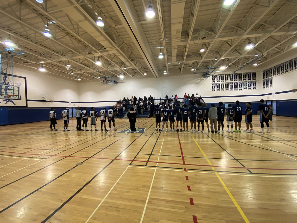 Congrats to the Alumni team who prevailed in a close and entertaining contest at tonight’s annual #basketball showcase game. Thank you to all who braved the snow to volunteer and support our teams! @Rosanna_Deo @PaulCaramida @DrJosephJSmith @kwamelennon @TDSB_MHWB @TDSSAA_TDSB