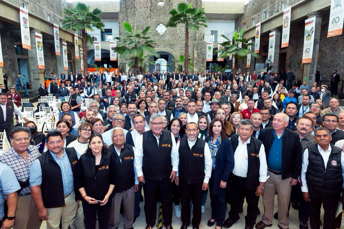 #80AniversarioSNTE 

Al clausurar la 1a. Reunión Nacional 2024 <a href="/61Snte/">SNTE Seccion 61, Tecnológicos</a> el Srio. Gral. del #SNTE 📚 Mtro. Alfonso Cepeda Salas reconoció a agremiados del <a href="/TecNM_MX/">TecNM</a> 🏢 dirigidos por el Ing. Carlos Arturo Méndez Chaparro por poner en alto el nombre del SNTE con su profesionalismo✔️