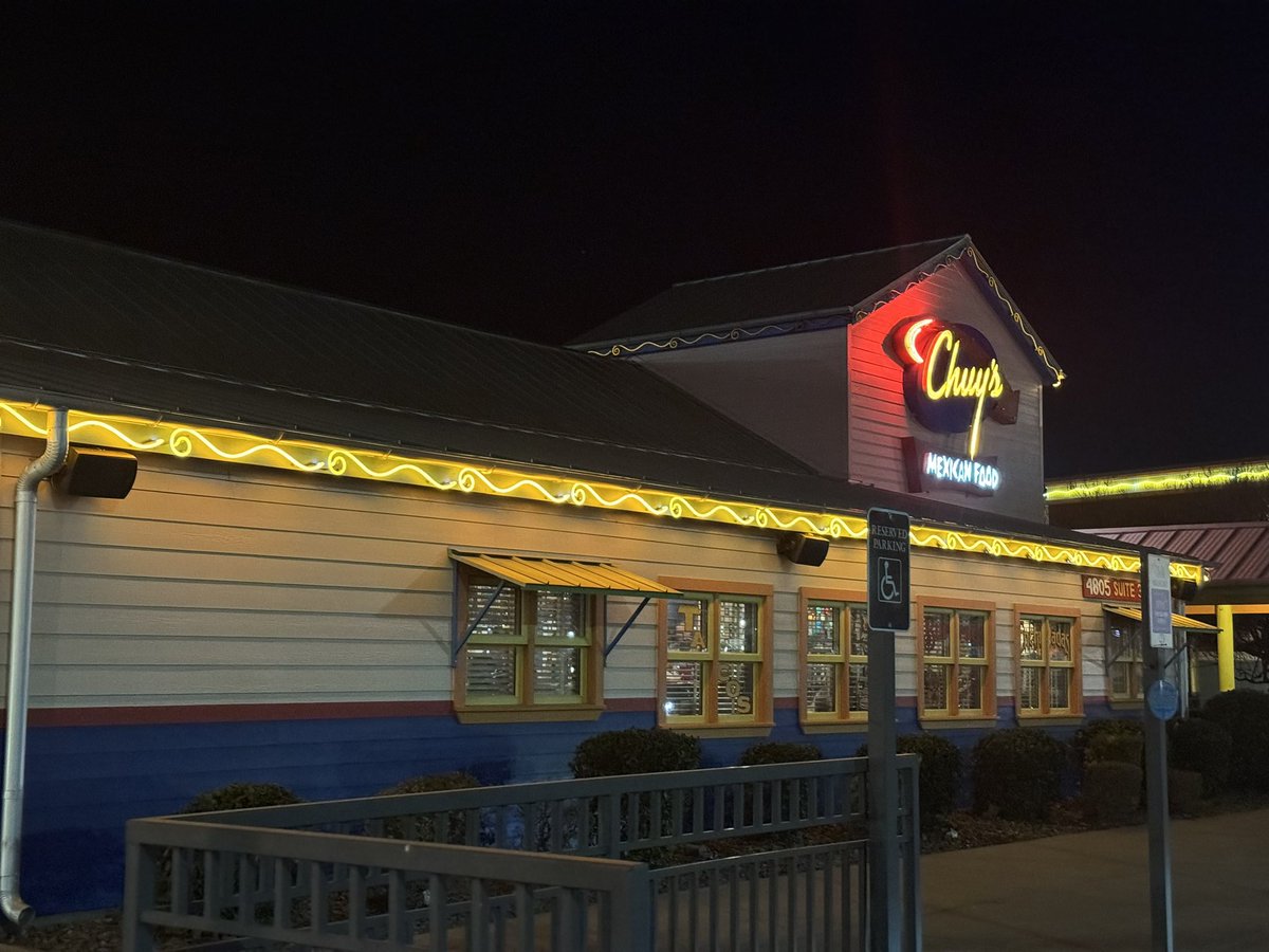 GregBruce's tweet image. Chuy’s didn’t live up to their fun hype tonight. 

As I have started eating less, I have found a favorite thing: the kid’s menu!

“I am not allowed to do the kid’s burrito, we get in trouble,” our server told us. Instead, she invited me to order the “mini” burrito, which is…