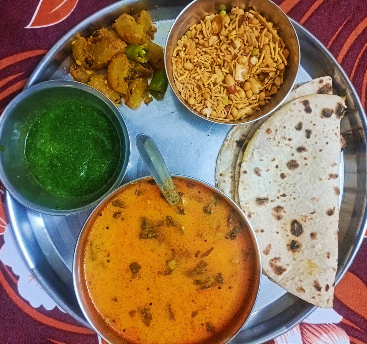 rakeshtanu's tweet photo. इनमें कुछ भी पंजाब के किसानों का पैदा किया हुआ नहीं था, ओर दूसरी बात, ये सब मेरे खून पसीने की कमाई से खरीदा हुआ था
घण्टे का #अन्नदाता #Anndata https://t.co/aoNk6YJAHI