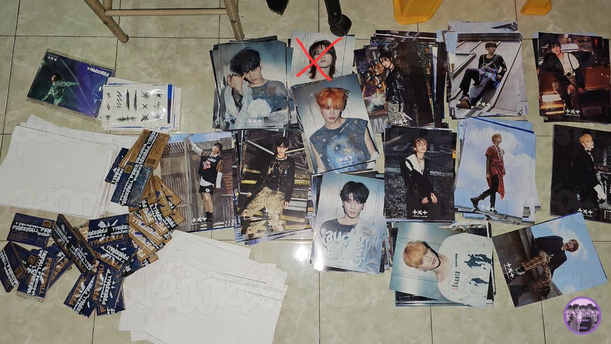 TXT_MART's tweet image. tmsell! first press mini poster all member all ver 20k-25k per set (1 pcs member + 5 pcs concept), gravity mini poster 10k-15k ea, weverse album a/b only 25k, sticker freefall 5k per sheet / 8k per set, folded poster regular 20k @adorablejjkcsb
