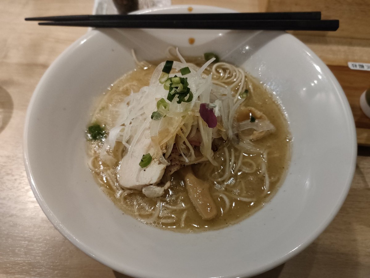 nozm429's tweet photo. 本日はインターンシップで坂東市まで。
学生さんとお昼です。

#インターンシップ
#お昼ごはん
#ラーメン
#論露に不二 
#純鶏蕎麦
#雰囲気良し
#お洒落なお店
#おいしかったです
#ごちそうさまでした https://t.co/n074RhIyFO