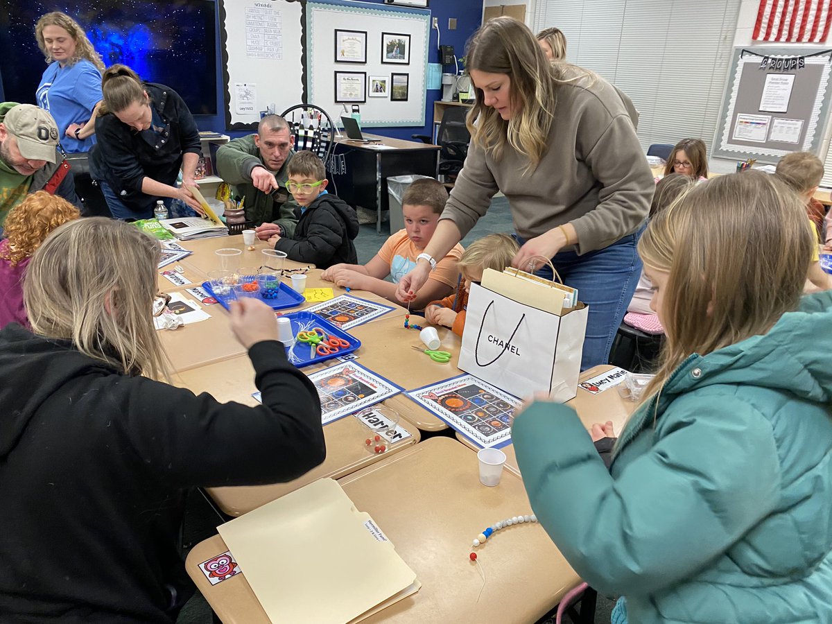 awlswa's tweet image. Planet beads and constellations! #RightToReadWeek #FamilyLiteracyNight 🌘☀️😎📚📖