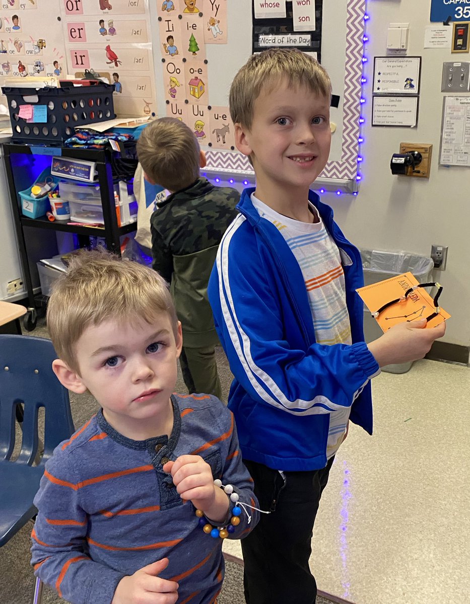 awlswa's tweet image. Planet beads and constellations! #RightToReadWeek #FamilyLiteracyNight 🌘☀️😎📚📖