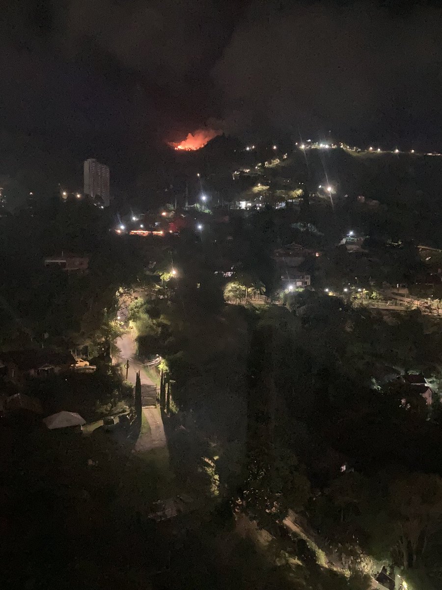 LucianaferrerE's tweet photo. Incendio en Sabaneta, entre el Barrio María Auxiliadora y el Asfixiadero @AlcSabaneta @CBVSabaneta https://t.co/oK6vFvdWez