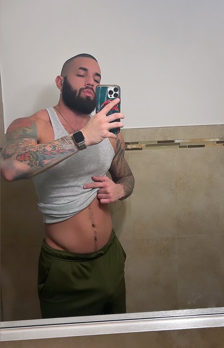 mind if I keep them off? https://t.co/7kEtjYuA0s