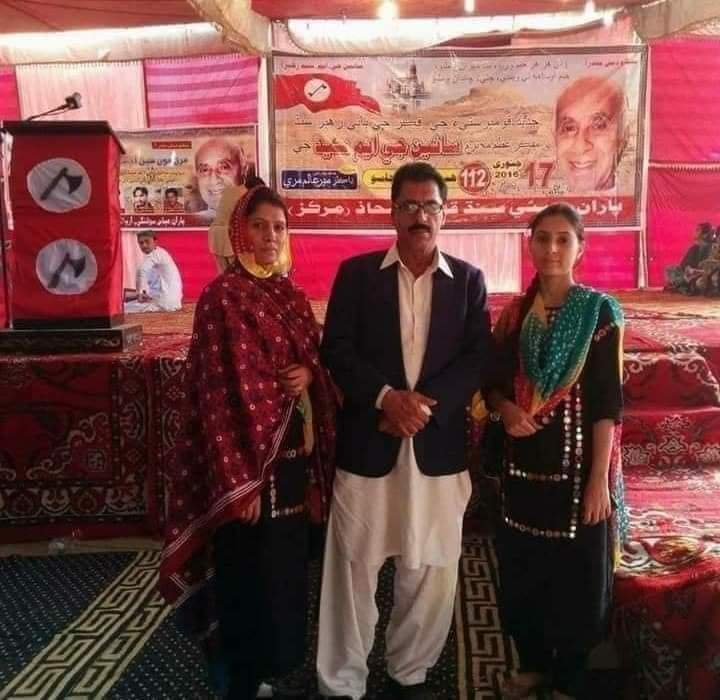 VmpSindh7's tweet photo. نصیرآباد نيوز الرٹ؛
وائس فار مسنگ پرسنز آف سندھ کی رہنما سورٹھ لوہار اور سسئی لوہار کے والد ہدایت لوہار کو آج صبح نصیرآباد میں پاکستانی ایجنسیوں نے 3  گولیاں مار کر شہید کردیا ۔
یاد رہے کہ ہدایت لوہار 17 اپریل 2017ع سے جولائی 2019ع تک جبری لاپتا رہے ہیں۔
#StatKilledHidayatLohar https://t.co/g6s6GMYWtx