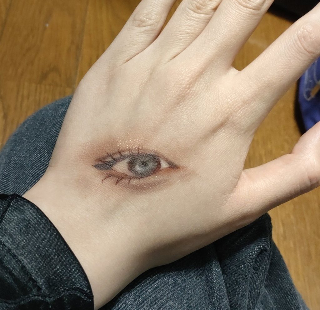 メイクで手に目を生成出来ちゃった…
