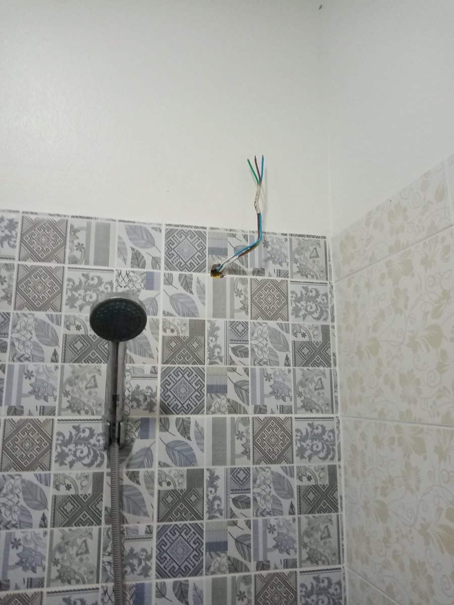 Something I find very funny in middle class hotels in Thailand (and probably other countries) is that you will have a very clean place with a nice pool and all

And suddenly boom