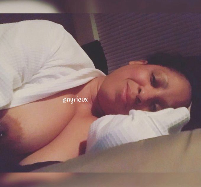 ❤️😴 #throwbackthursday #goodnight https://t.co/Dhumj0Vm0A<a href="/tag/throwbackthursday"class="tags">#throwbackthursday</a><a href="/tag/goodnight"class="tags">#goodnight</a>