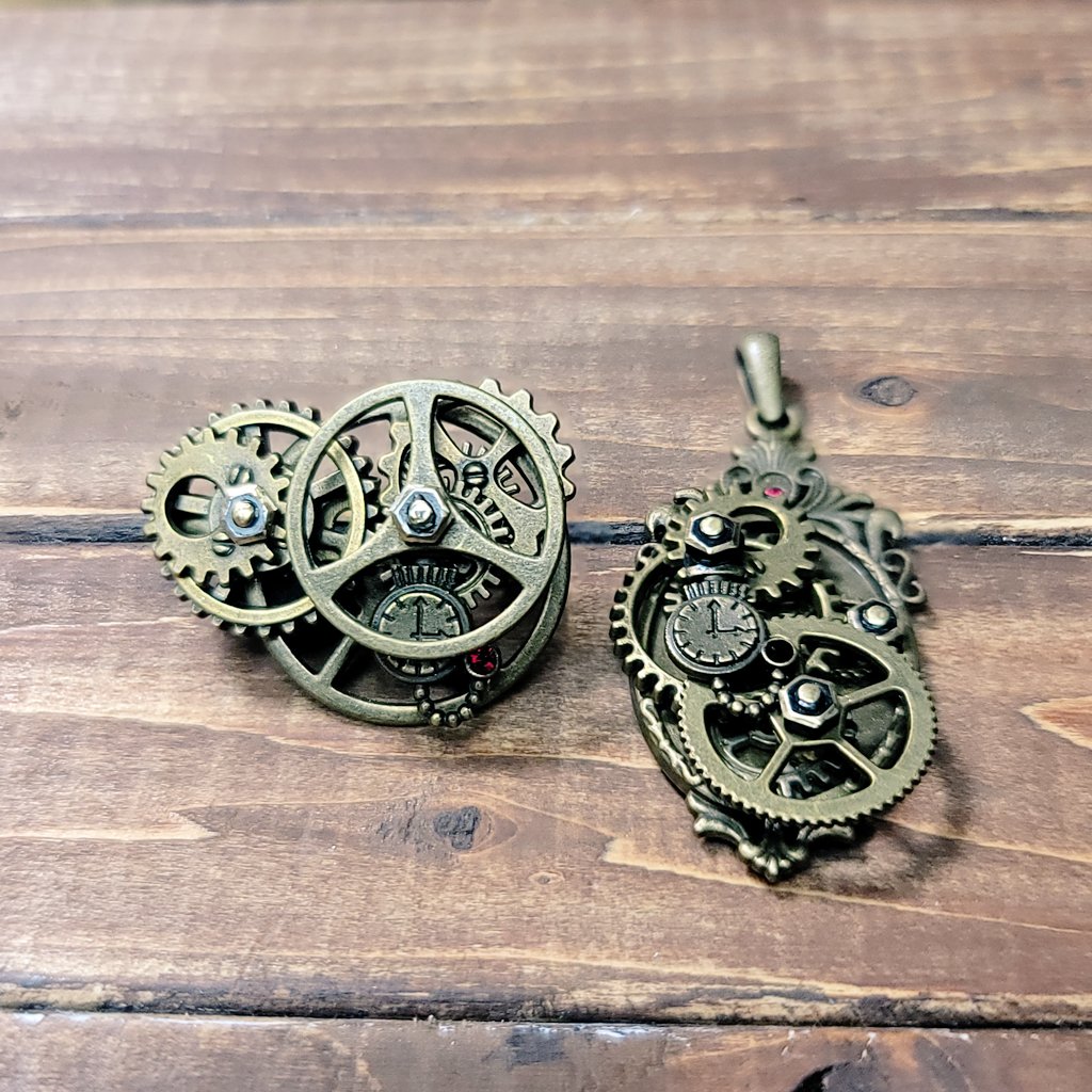 accessoriesque's tweet photo. 懐中時計を見やすく工夫

ミニ懐中時計の存在を消さないように使用する歯車パーツはかなり選んだ

ブローチタイプはすき間から見える部分が広いテンプ(歯車)パーツを使用

ネックレスはミニ懐中時計が前にあるので、後ろの歯車はスポークが無いパーツを使用

#スチームパンク #COMITIA147 https://t.co/QUnvS77eZc
