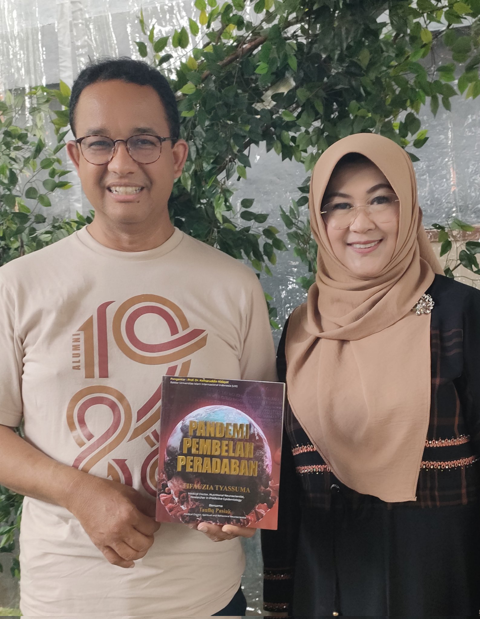 Dokter Tifa on X: "Ahad 11 Feb usai Kampanye Akbar JIS, @aniesbaswedan undang kami sahabat2 SMA sarapan di rumah beliau. Pas dpt kabar, buku Pandemi akhirnya bisa keluar. Jadilah Abah Pembaca pertama
