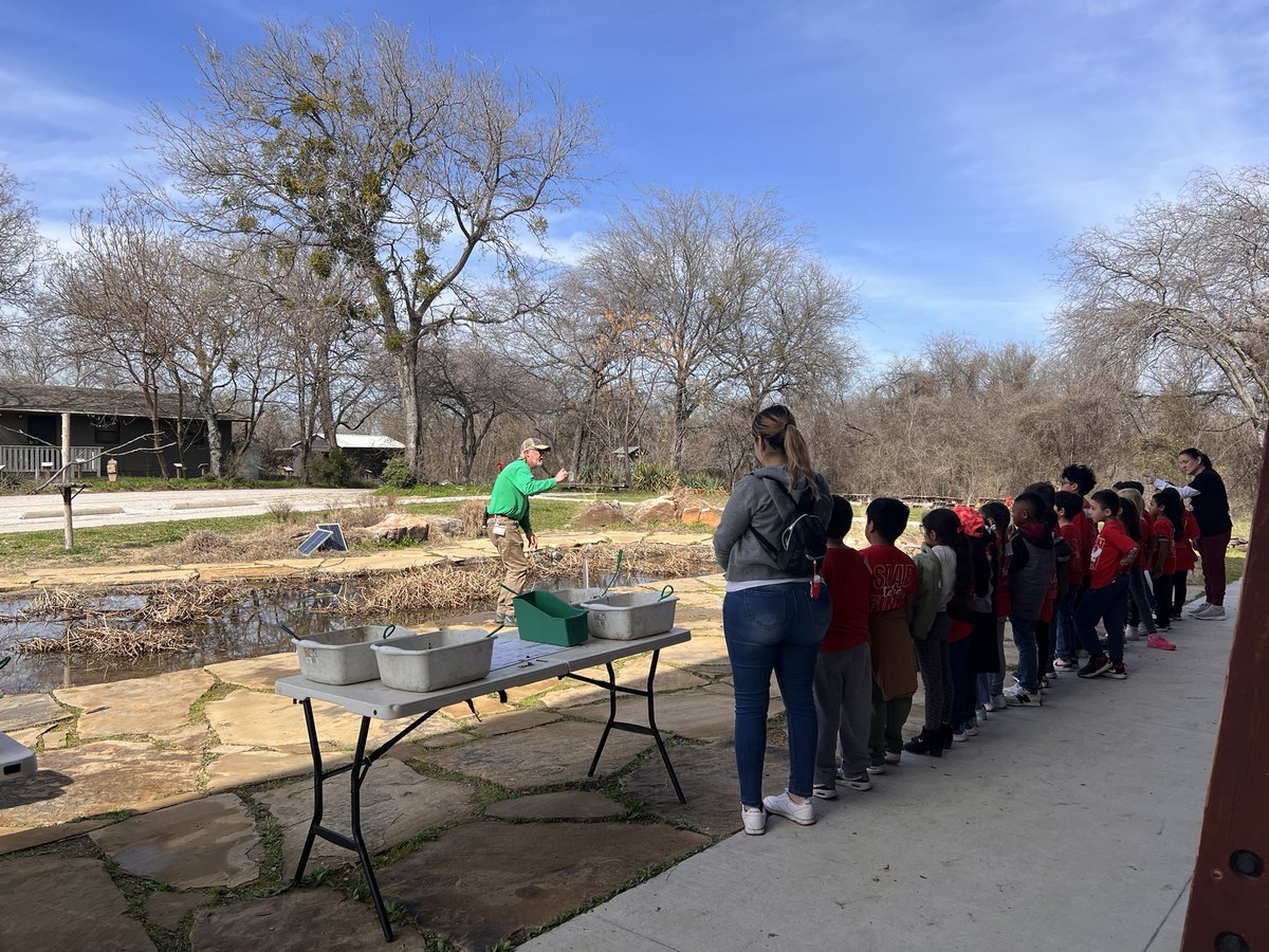 WonderWagonLISD's tweet image. A perfect day at Lewisville Outdoor Learning  Area (LISDOLA) as these 1st graders from @IndependenceES enjoy some time with nature and explore the pond! So many cool discoveries today! @Carver_JG #LISDOLA #Nature #LISDscience