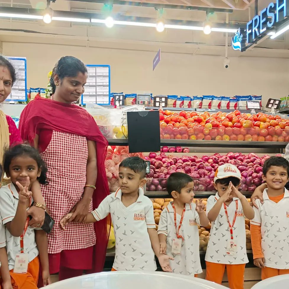 BOMPS_Suchitra's tweet photo. “If you keep good food in your fridge, you will eat good food.” – Errick McAdams
Students of Nursery learnt about fruits &amp; vegetables as they visited the supermarket.
#learningwithpassion #education #WorldClassLearning #admissionopen2024_2025 https://t.co/KW2cJBUAji