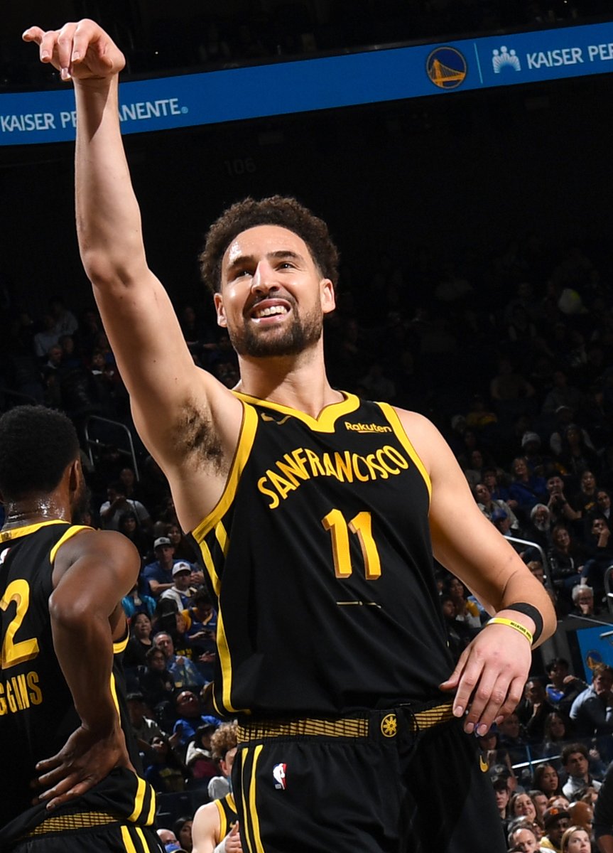 Klay has 35 POINTS after three quarters off the bench 🔥🔥🔥

HE'S ON FIRE WITH 7 THREES.