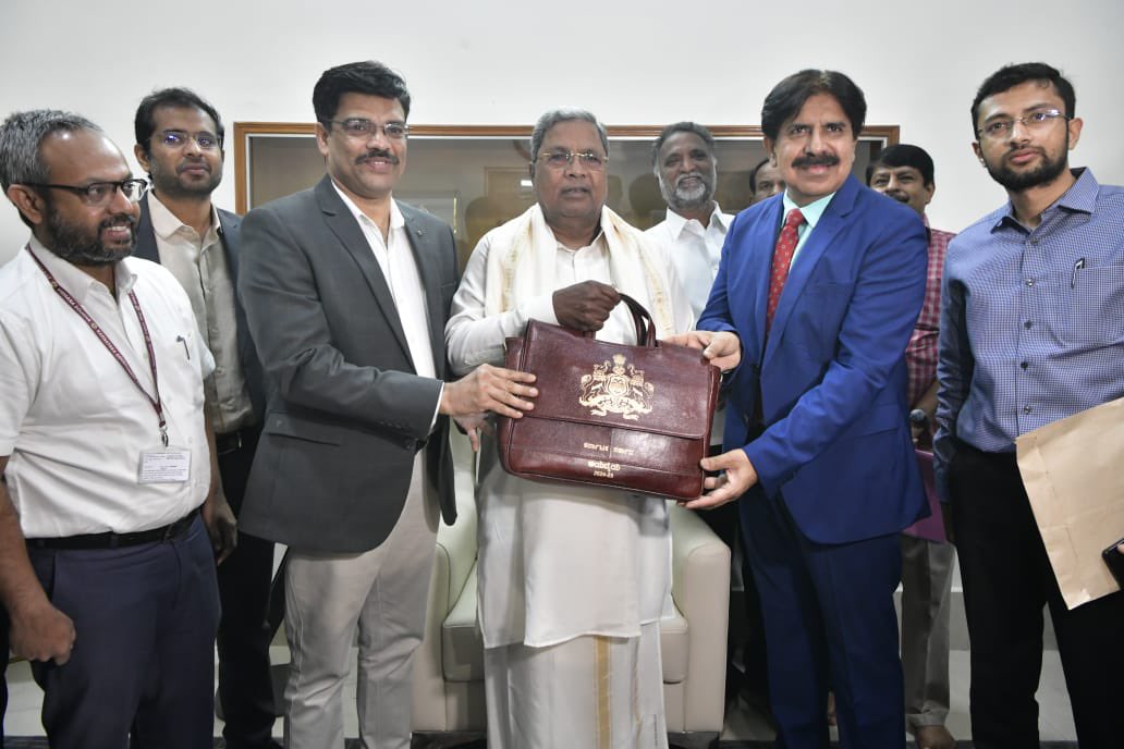 lkatheeq's tweet photo. It was an honour &amp; a privilege to present the Budget 2024-25 documents to the Chief Minister Shri @siddaramaiah this morning at his official residence. 

@CMofKarnataka will present the budget to the legislature starting from 10:15 am today. https://t.co/1czM4DUDG4