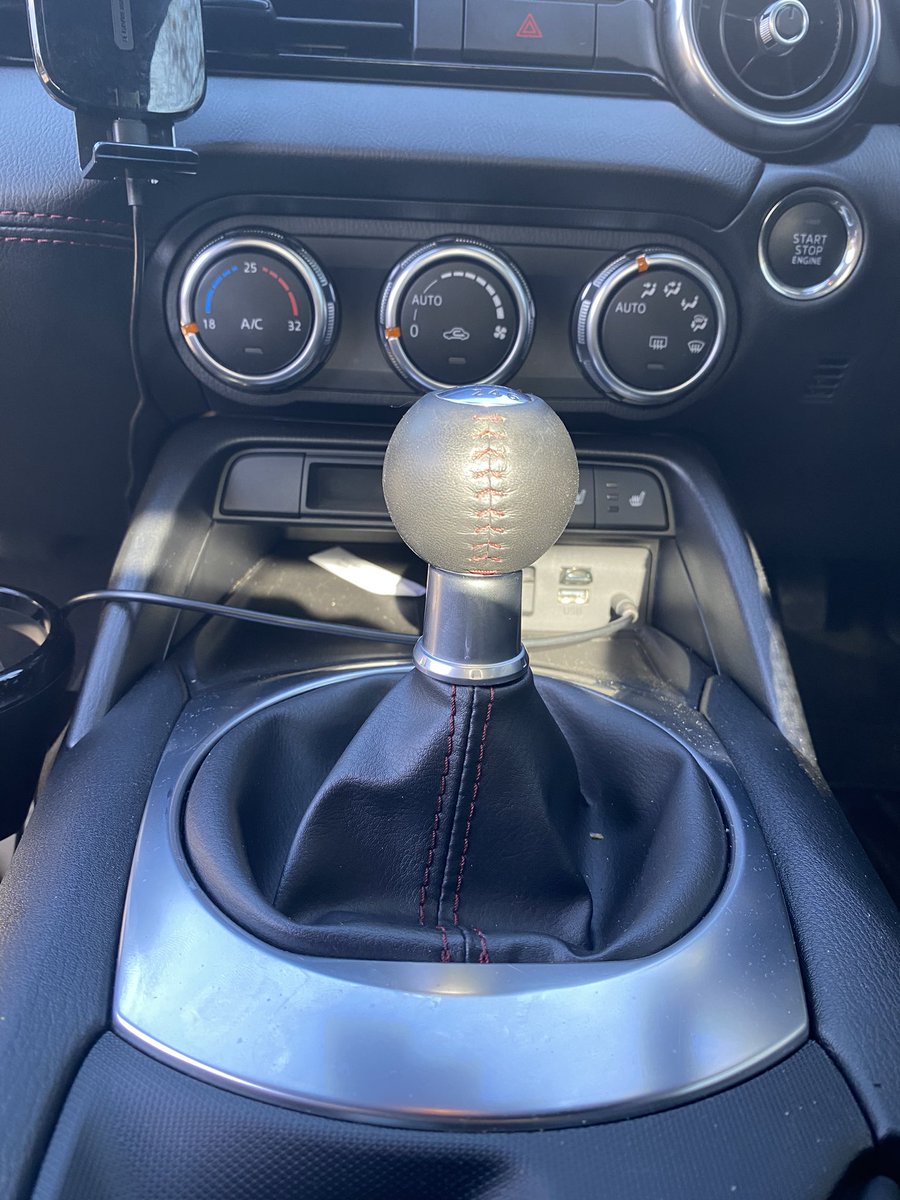 Yovanie's tweet photo. And we’re back with another #KnobOfTheWeek. This gives classy but modern vibes. The length of the shaft is average and may leave something to be desired but the hand feel of the gear knob is wonderful. It suits the car. Vote on the look of this knob below and guess the car
👇 https://t.co/lL1281SkS7