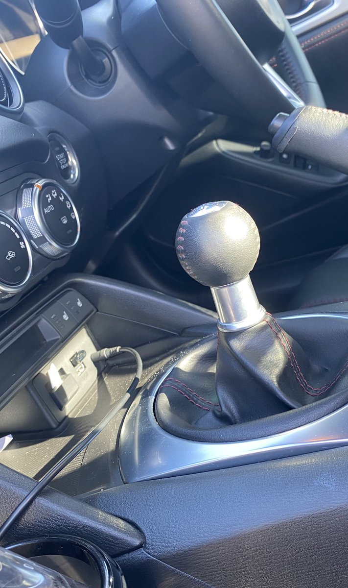 Yovanie's tweet photo. And we’re back with another #KnobOfTheWeek. This gives classy but modern vibes. The length of the shaft is average and may leave something to be desired but the hand feel of the gear knob is wonderful. It suits the car. Vote on the look of this knob below and guess the car
👇 https://t.co/lL1281SkS7