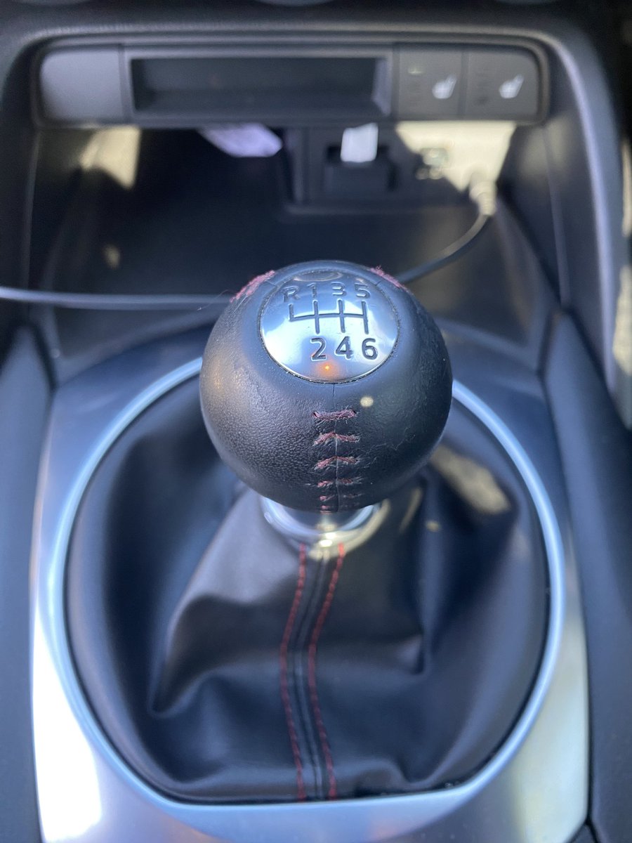 Yovanie's tweet photo. And we’re back with another #KnobOfTheWeek. This gives classy but modern vibes. The length of the shaft is average and may leave something to be desired but the hand feel of the gear knob is wonderful. It suits the car. Vote on the look of this knob below and guess the car
👇 https://t.co/lL1281SkS7
